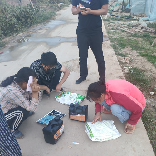 種植戶查看肥料說明中 種植戶查看肥料說明中